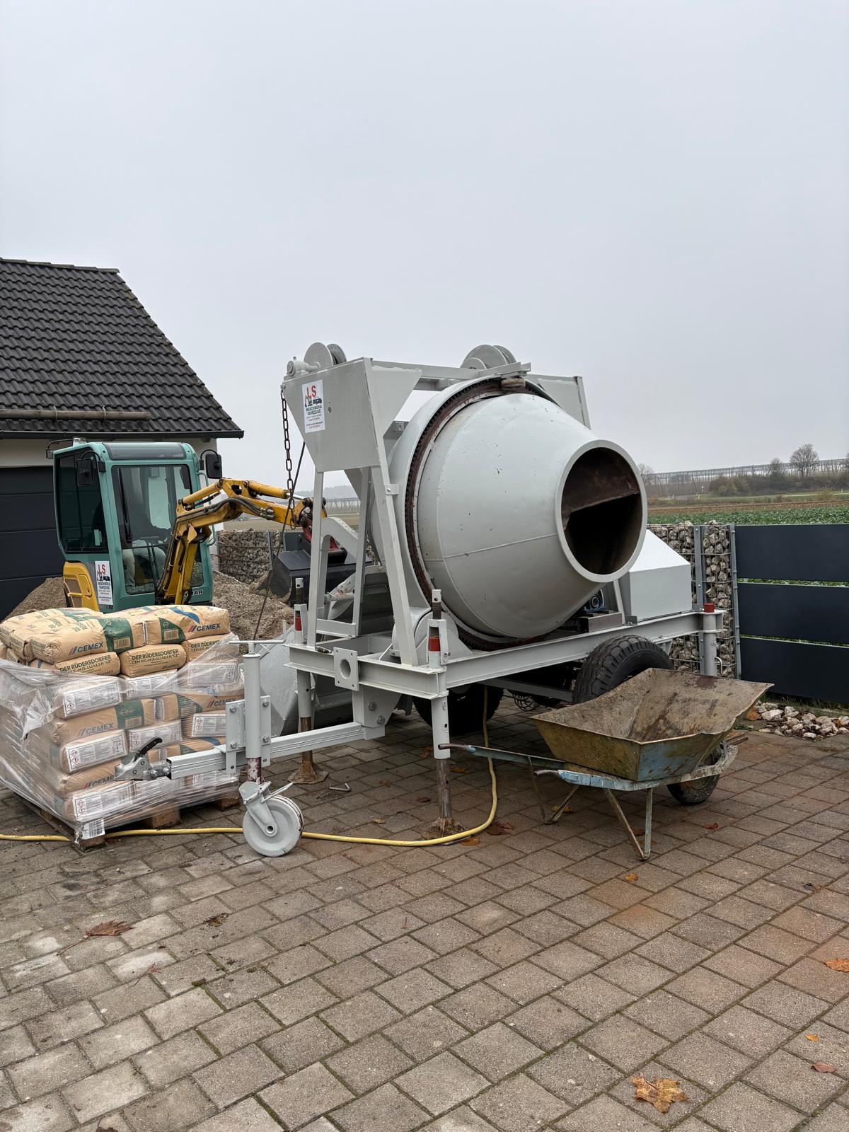 Betonmischer mit Beschicker